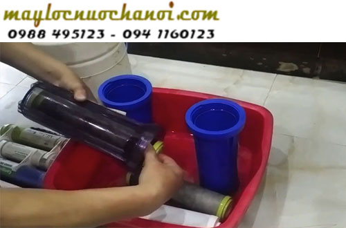 Vệ sinh kiểm tra và lắp mới lõi lọc